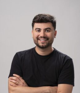 Rafael Berti, Aluno da Well Idiomas dando depoimento sobre o curso de inglês